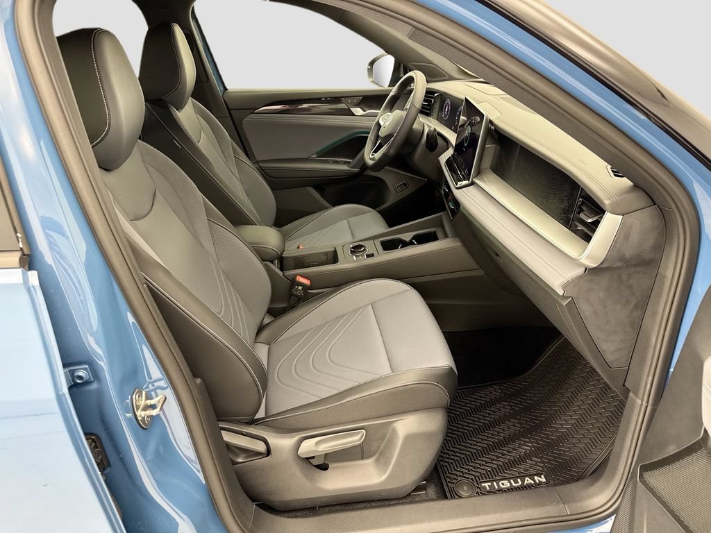 New 2026 Volkswagen Tiguan SE R-Line FWD image 18