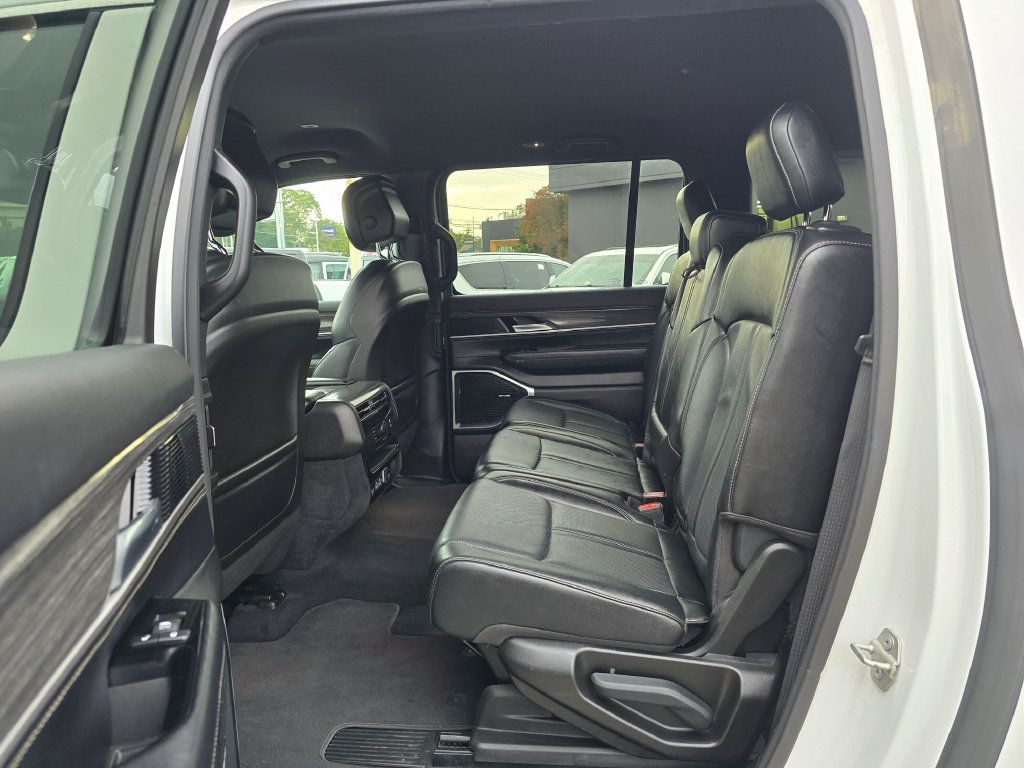 Used 2024 Jeep Wagoneer L Series II w/ Flexible Seating Group AWD/4WD image 16