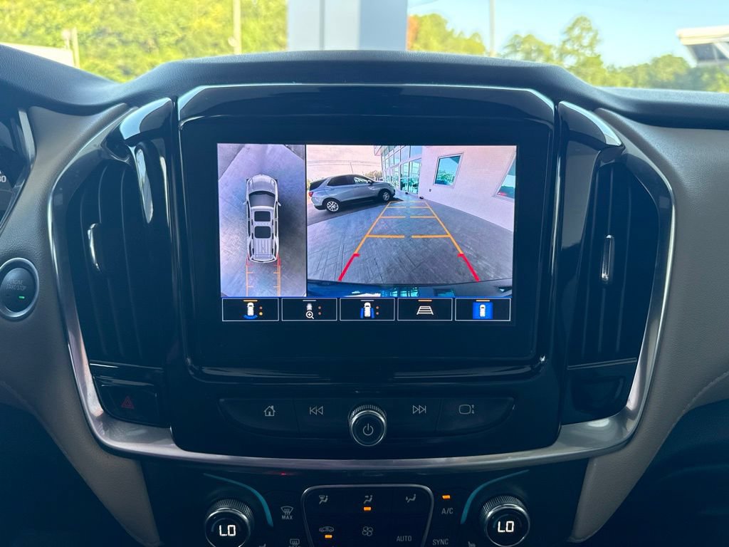 Used 2023 Chevrolet Traverse LT FWD image 17