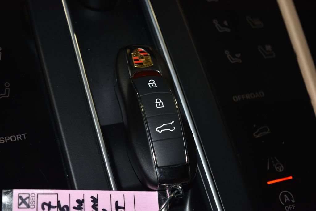 Certified 2025 Porsche Macan AWD/4WD image 19
