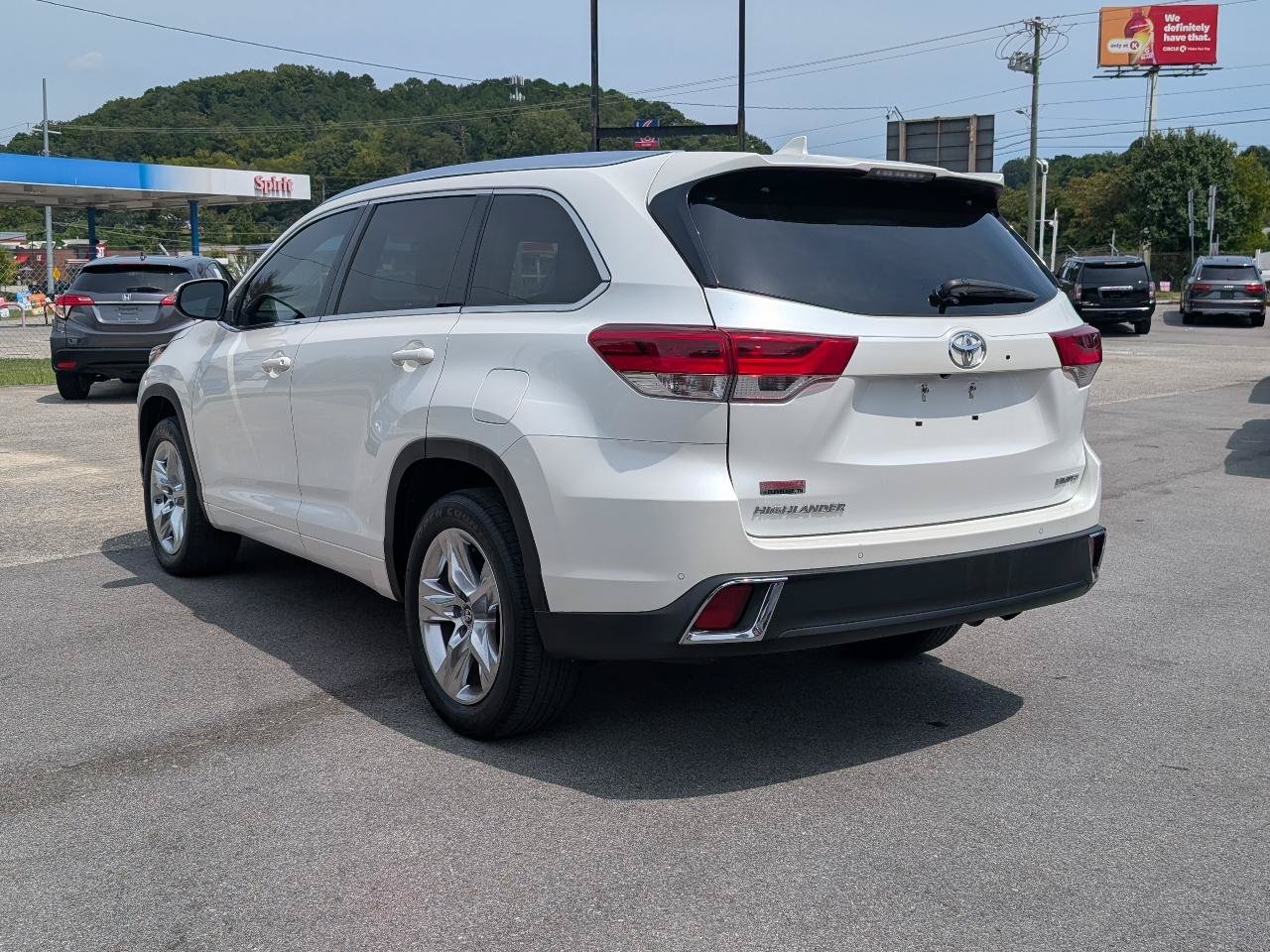 Used 2018 Toyota Highlander Limited FWD image 3