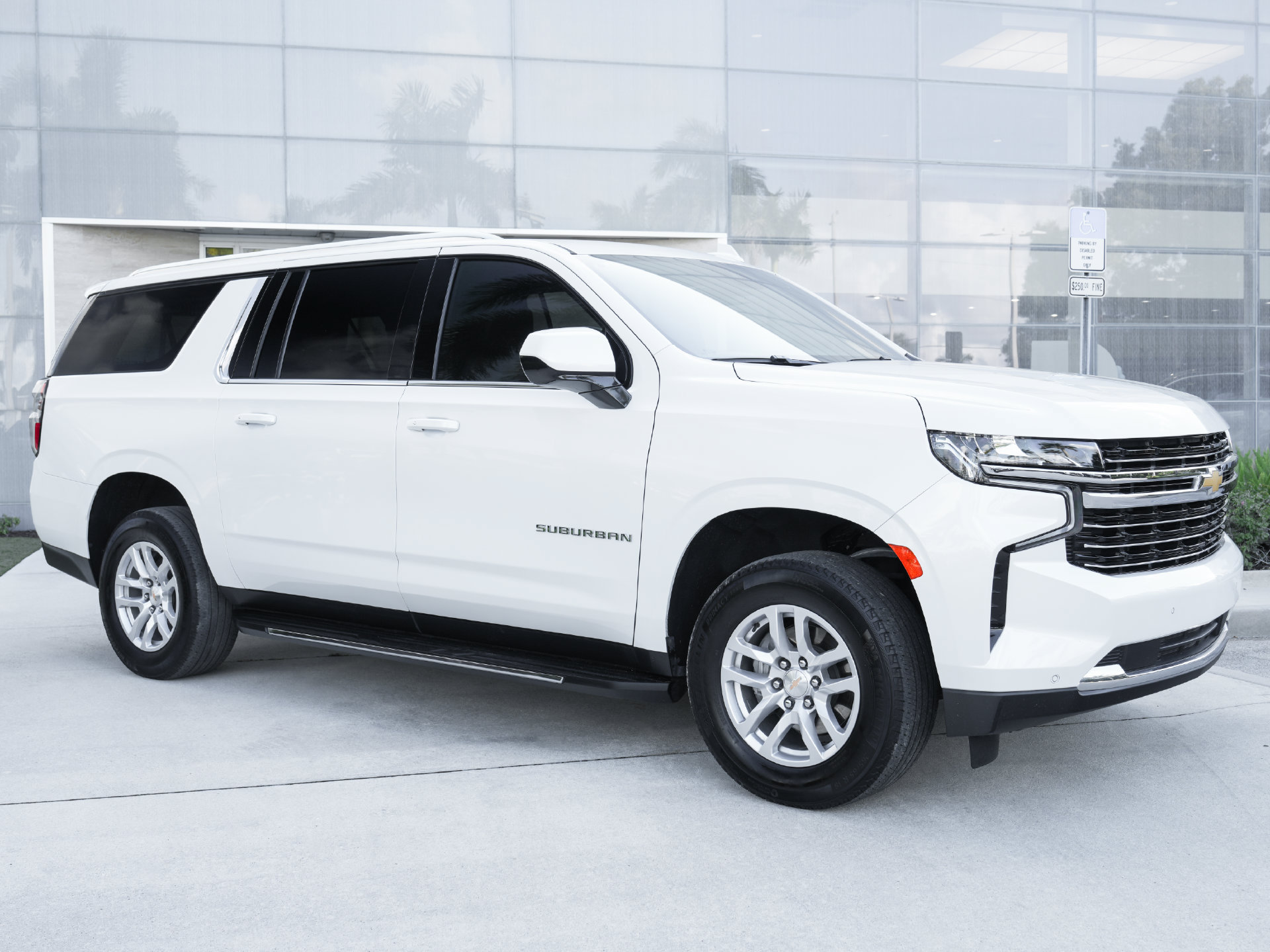 Used 2024 Chevrolet Suburban LT RWD image 4