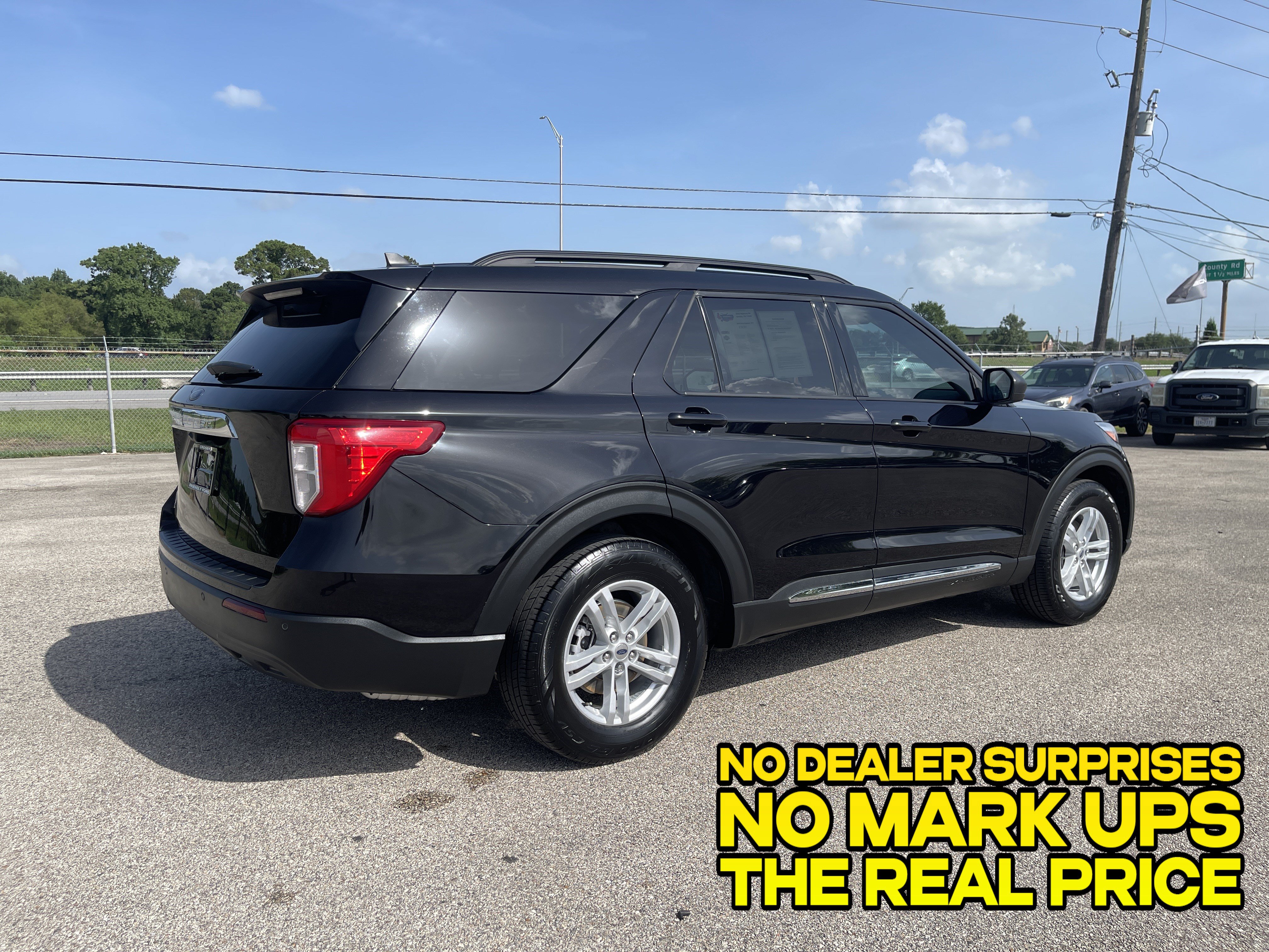Used 2024 Ford Explorer XLT RWD image 2