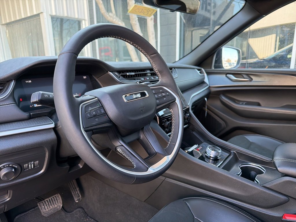 Used 2025 Jeep Grand Cherokee L Altitude image 3