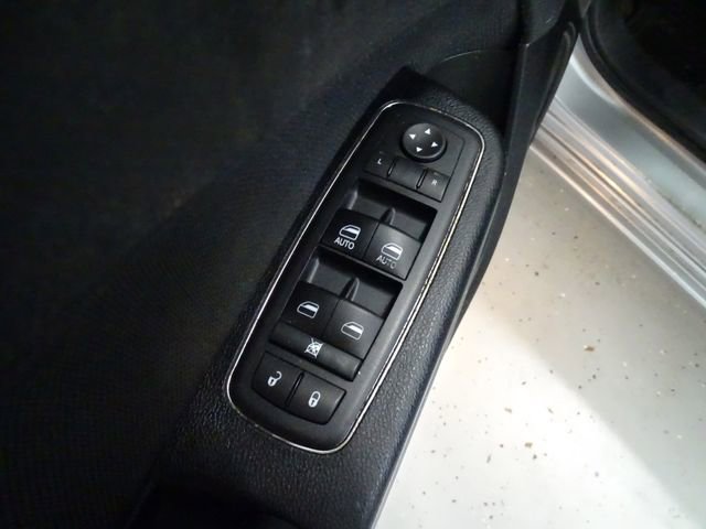 Used 2016 Dodge Charger SE RWD image 9