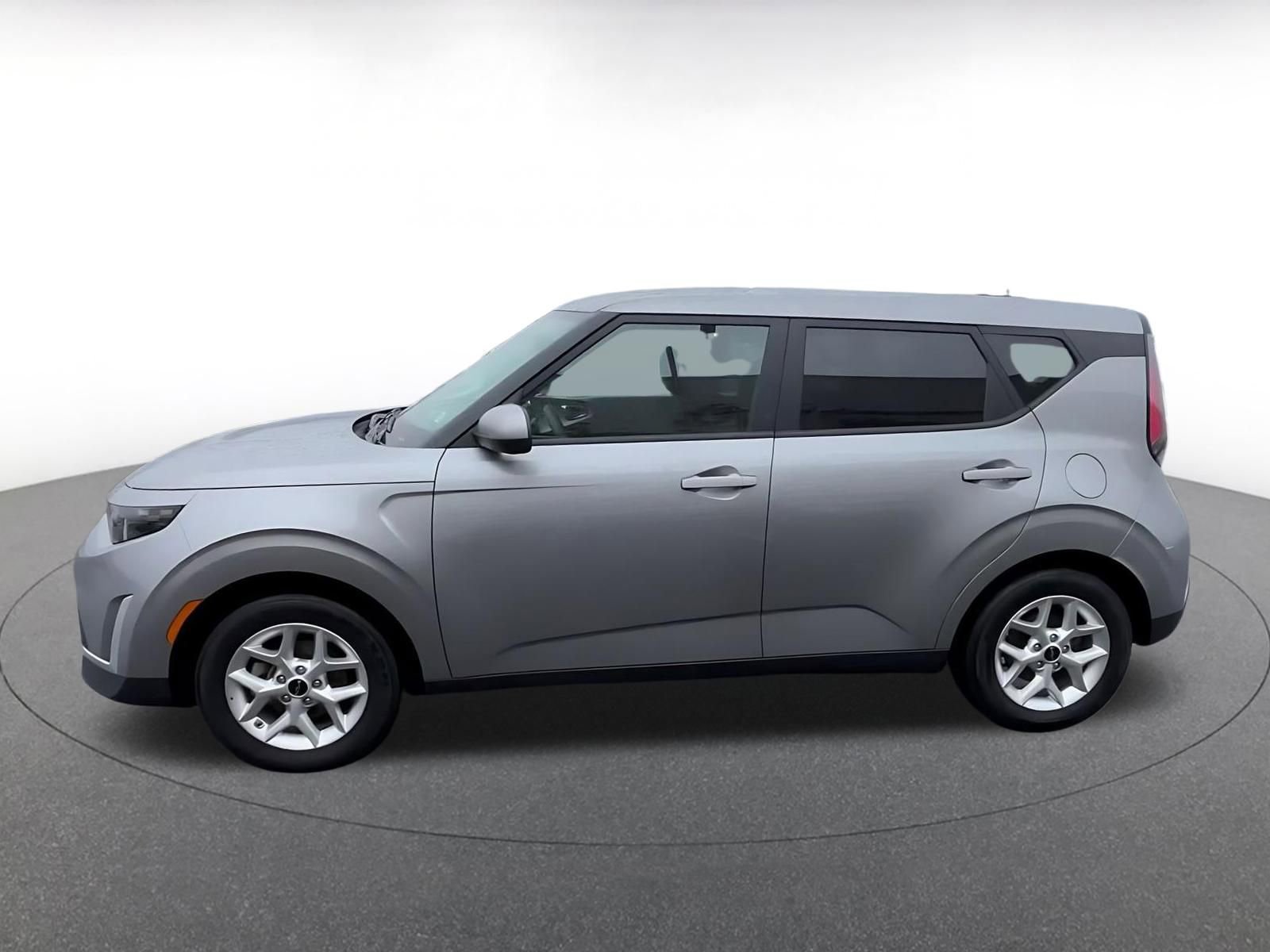 Used 2025 Kia Soul LX w/ LX Technology Package FWD image 9