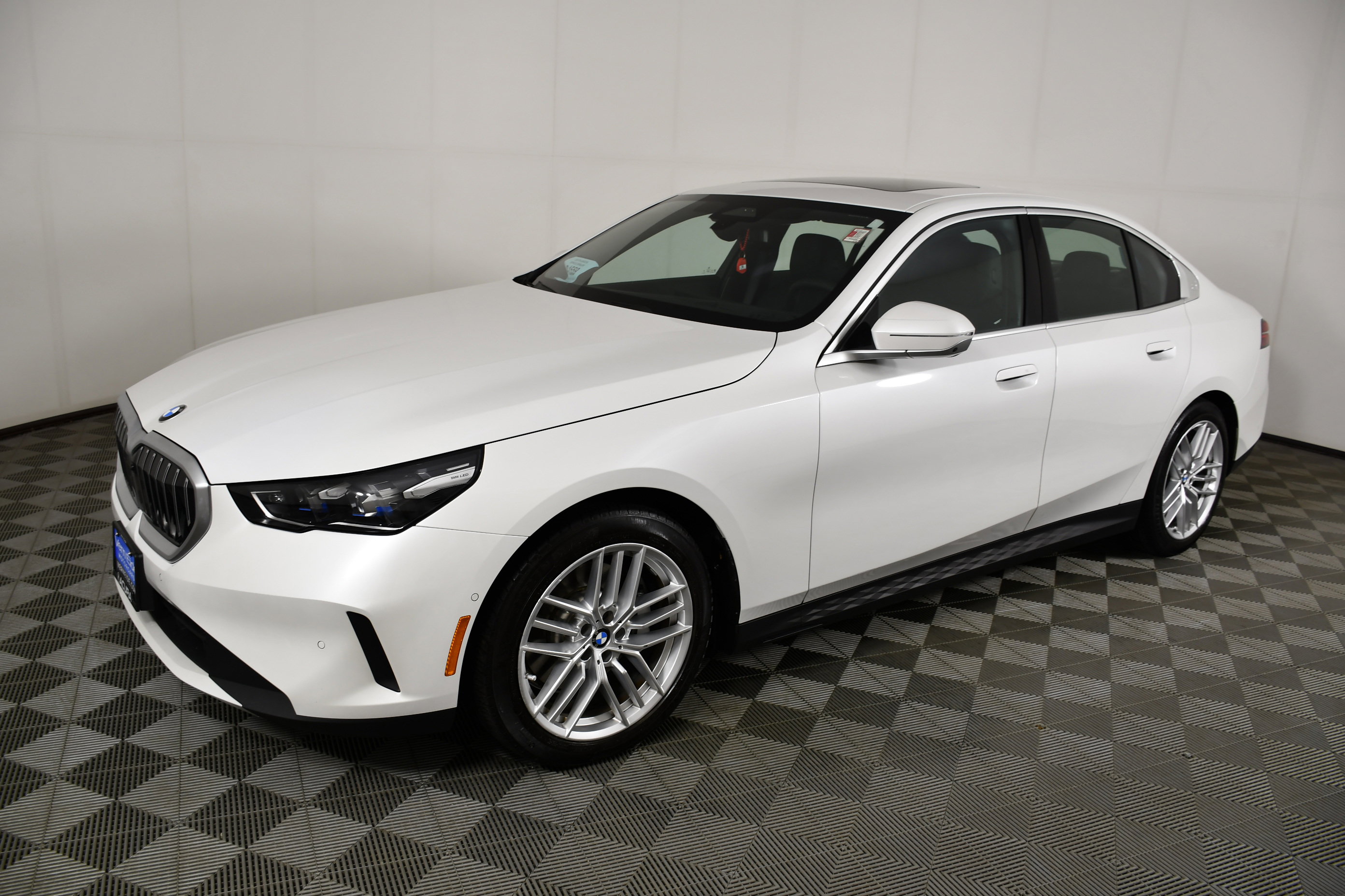 Used 2025 BMW 530i xDrive image 10