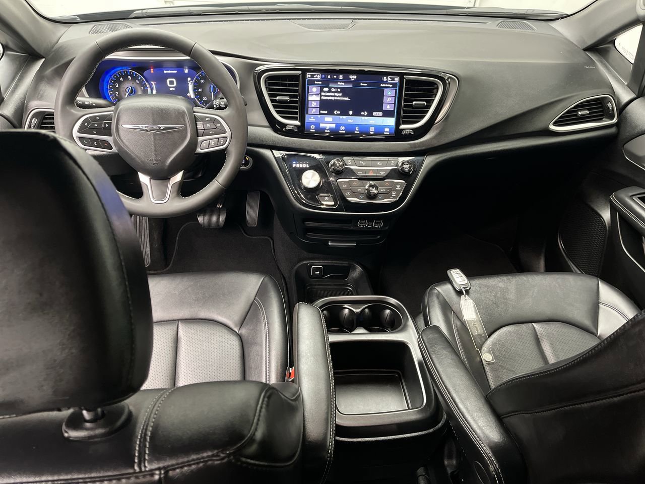 Used 2025 Chrysler Pacifica Select FWD image 4