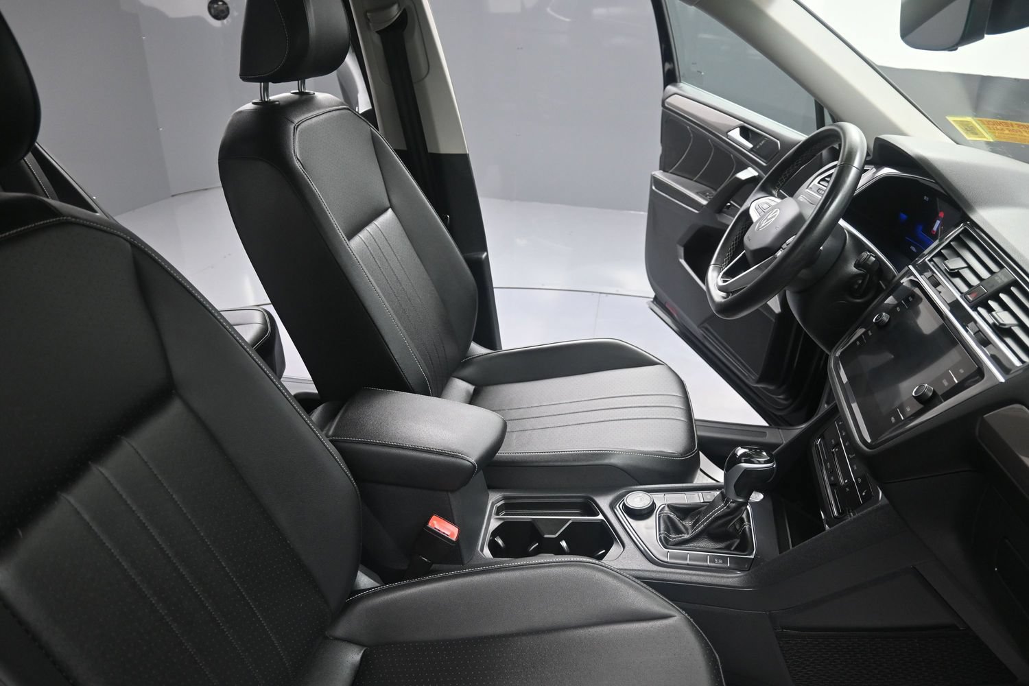 Used 2023 Volkswagen Tiguan SE AWD/4WD image 25