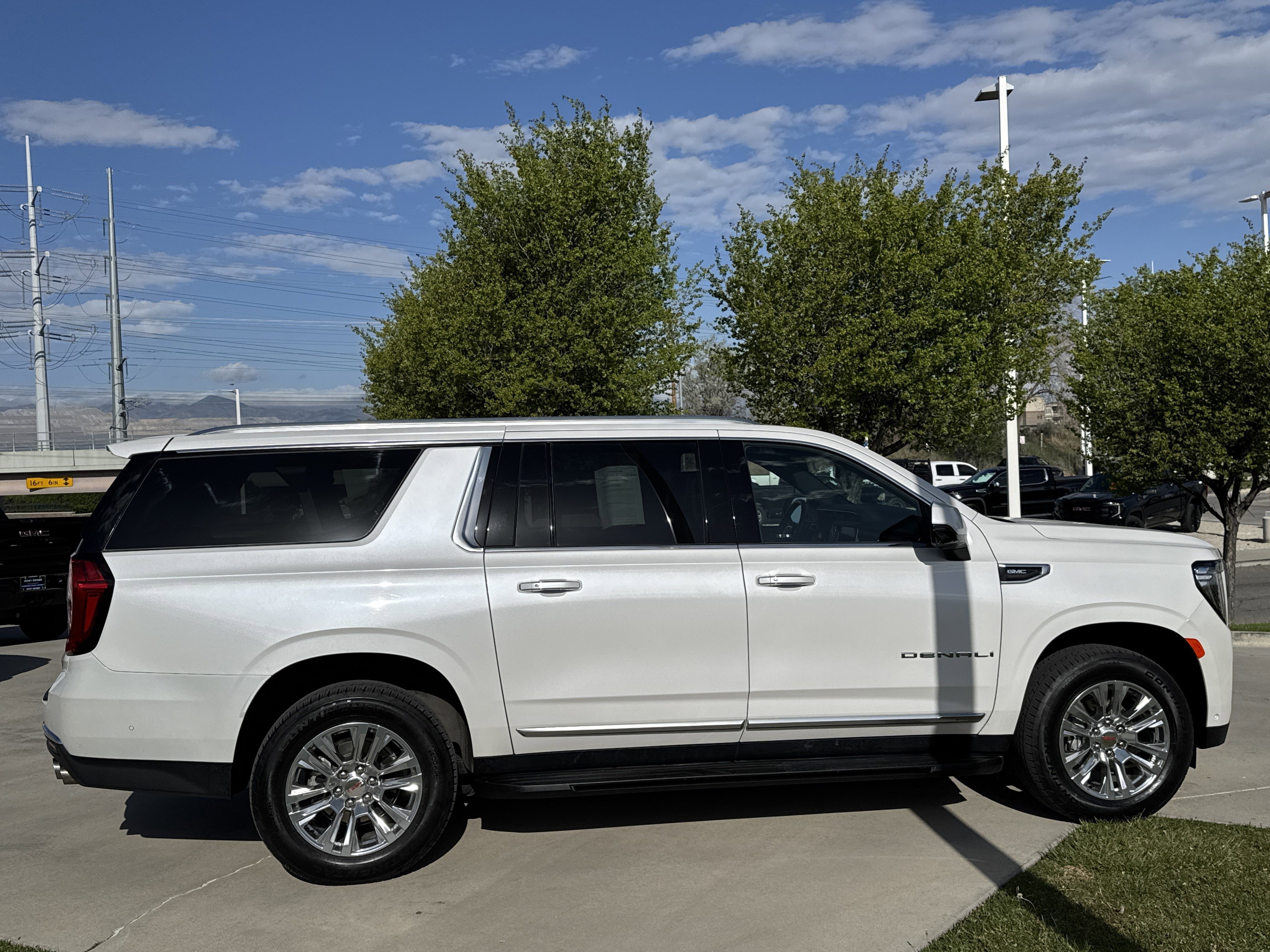 Used 2024 GMC Yukon XL Denali w/ Advanced Technology Package image 7