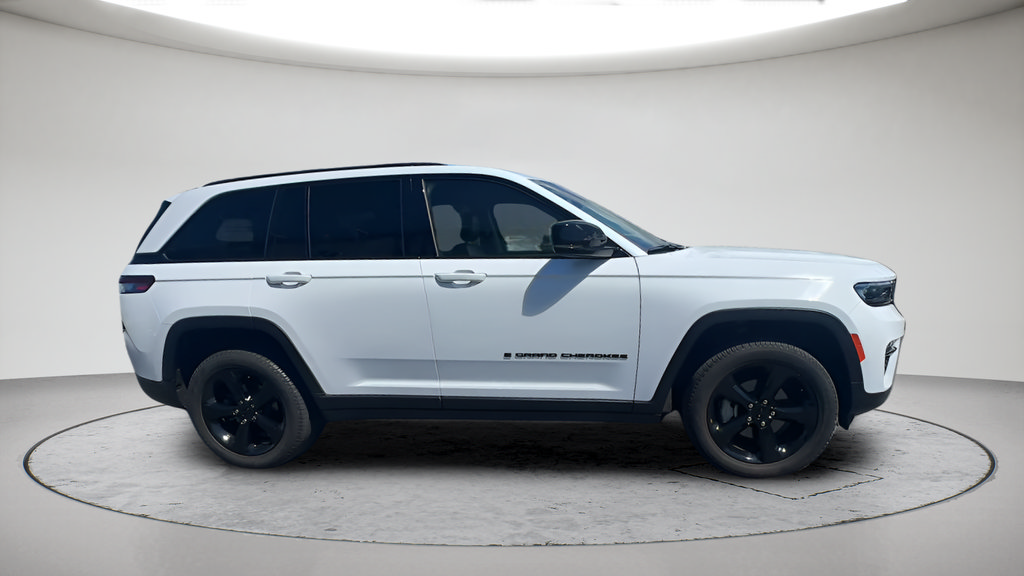 Used 2023 Jeep Grand Cherokee Limited w/ Black Appearance Package AWD/4WD image 4