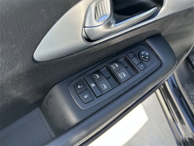 Used 2023 Chrysler Pacifica Touring-L w/ S Appearance Package image 15