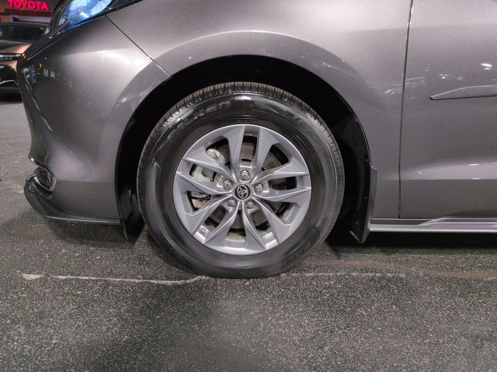 Used 2024 Toyota Sienna XLE image 27