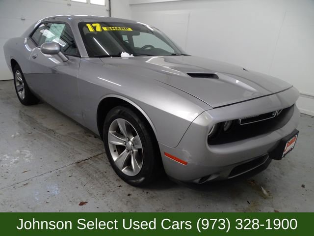Used 2017 Dodge Challenger SXT image 1