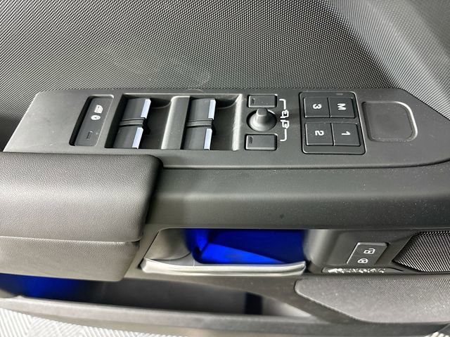 New 2026 Land Rover Defender 110 X-Dynamic SE image 18
