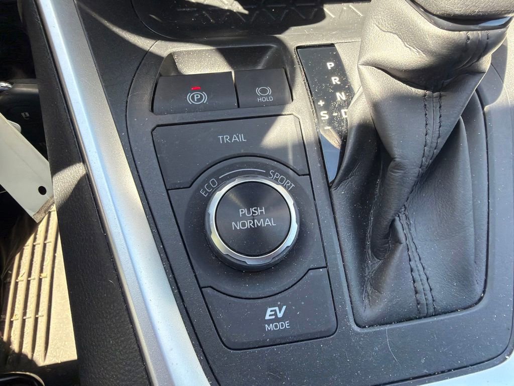 Used 2025 Toyota RAV4 LE AWD/4WD image 13