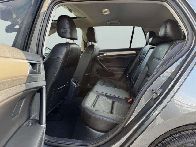 Used 2017 Volkswagen Golf SE image 32