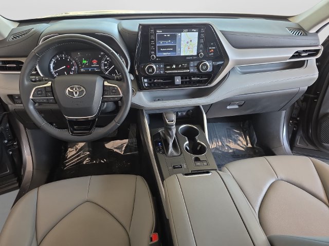 Used 2021 Toyota Highlander XLE FWD image 18