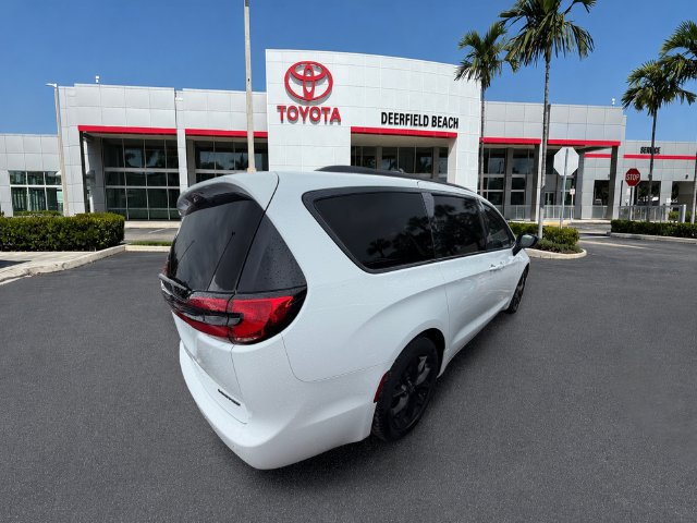 Used 2026 Chrysler Pacifica Limited w/ S Appearance Package FWD image 11