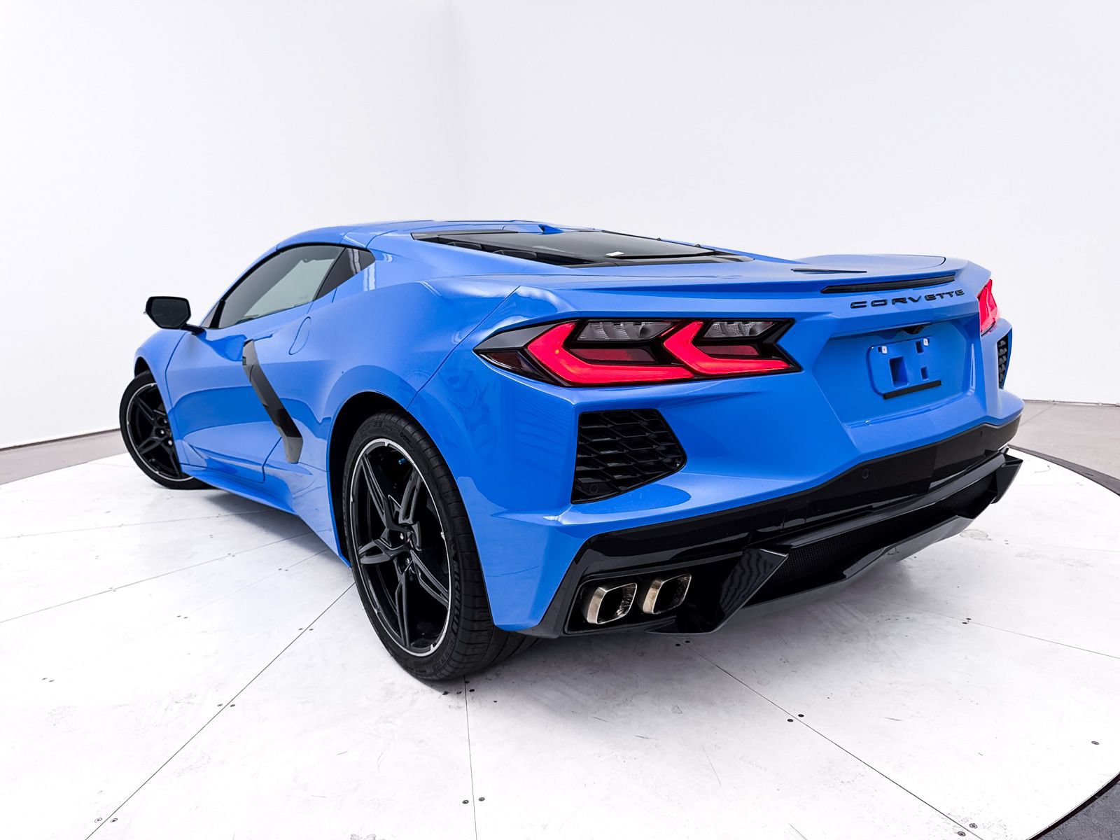 Used 2021 Chevrolet Corvette Stingray Preferred Cpe w/ Engine Appearance Package RWD image 2
