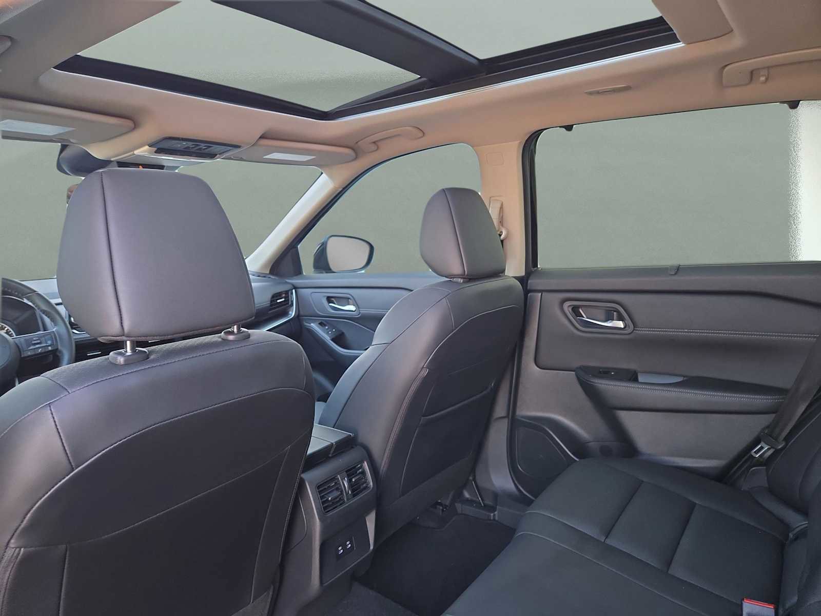 Used 2024 Nissan Rogue SV w/ SV Premium Package image 14