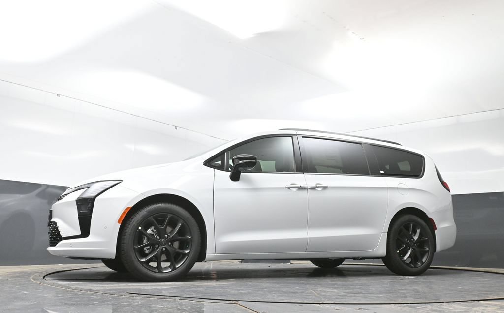 New 2027 Chrysler Pacifica Limited FWD image 45
