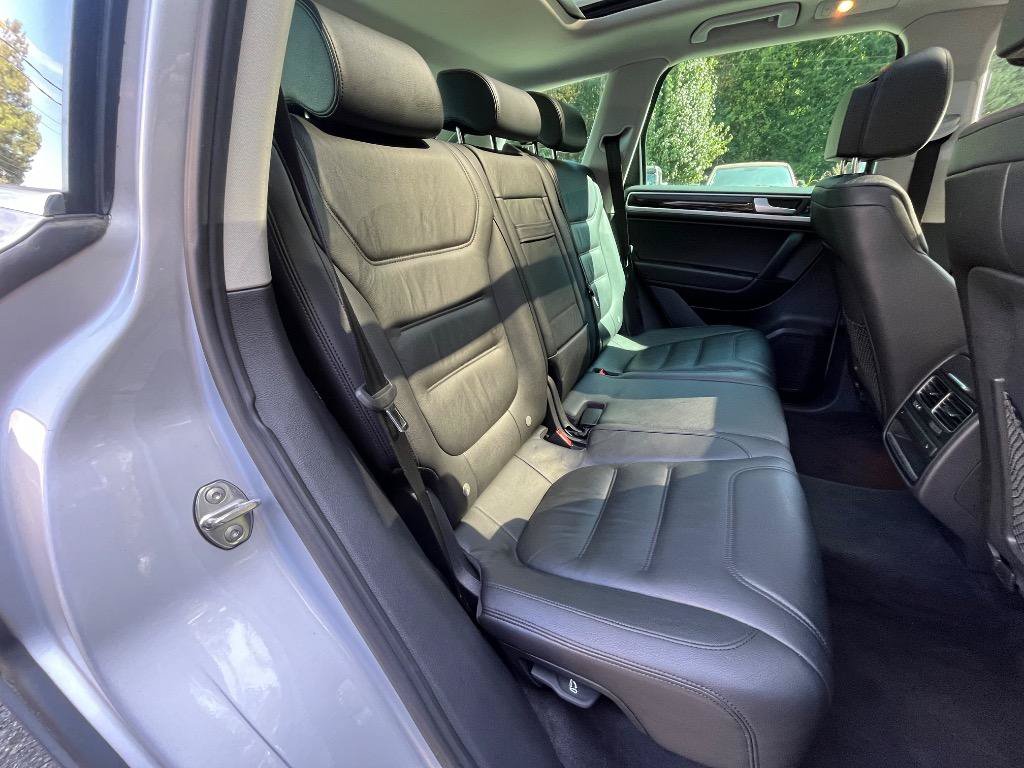 Used 2013 Volkswagen Touareg Executive AWD/4WD image 40