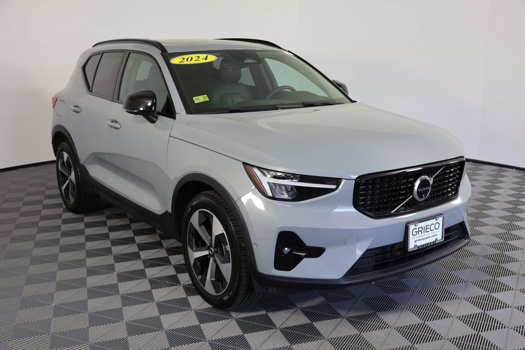 Used 2024 Volvo XC40 B5 Plus AWD/4WD image 1