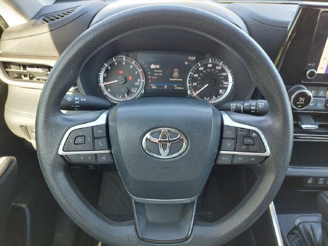 Used 2023 Toyota Highlander L FWD image 27