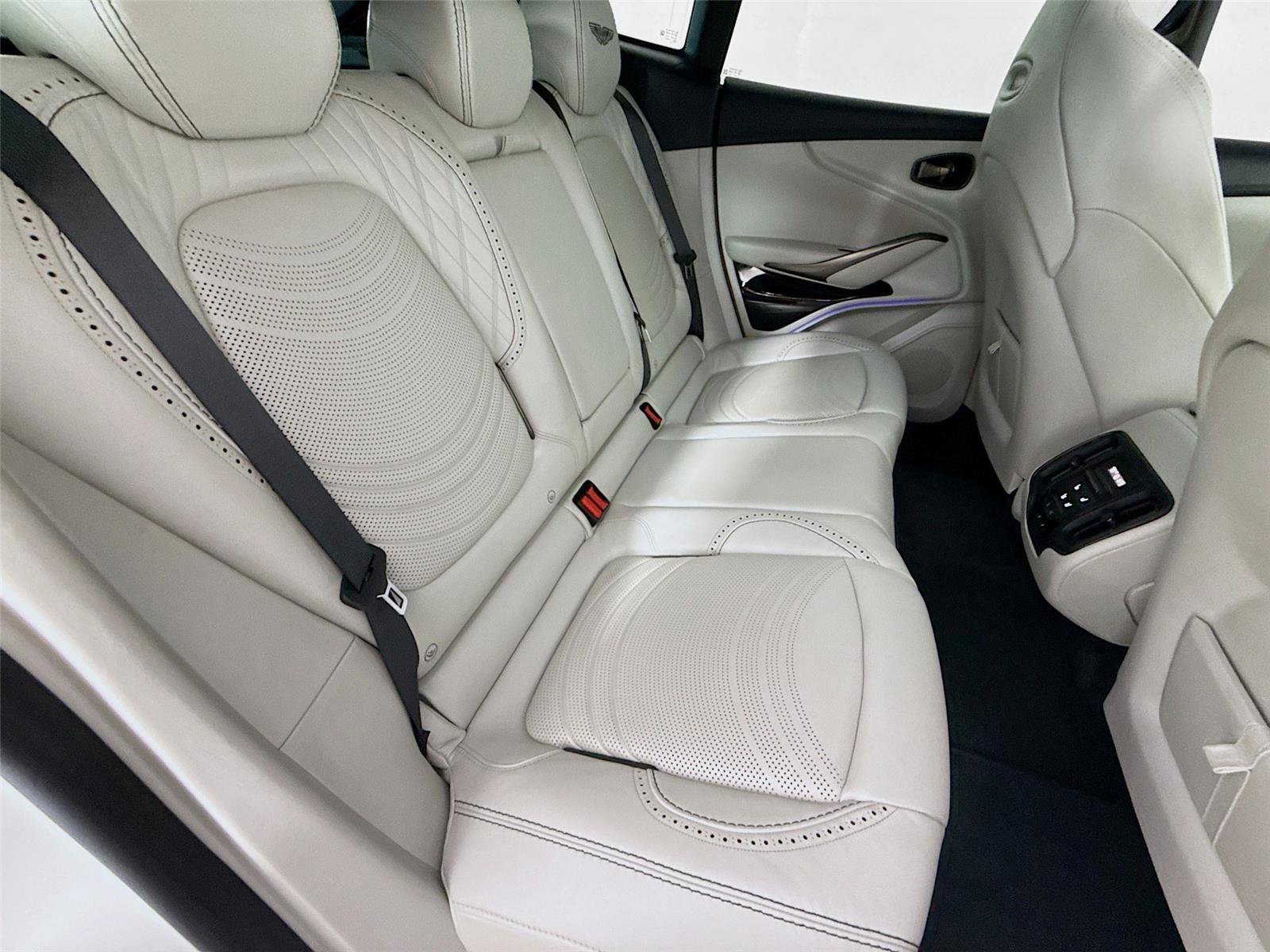 Used 2022 Aston Martin DBX image 30