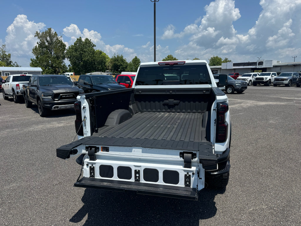 Used 2025 Chevrolet Silverado 2500 ZR2 w/ Technology Package AWD/4WD image 5