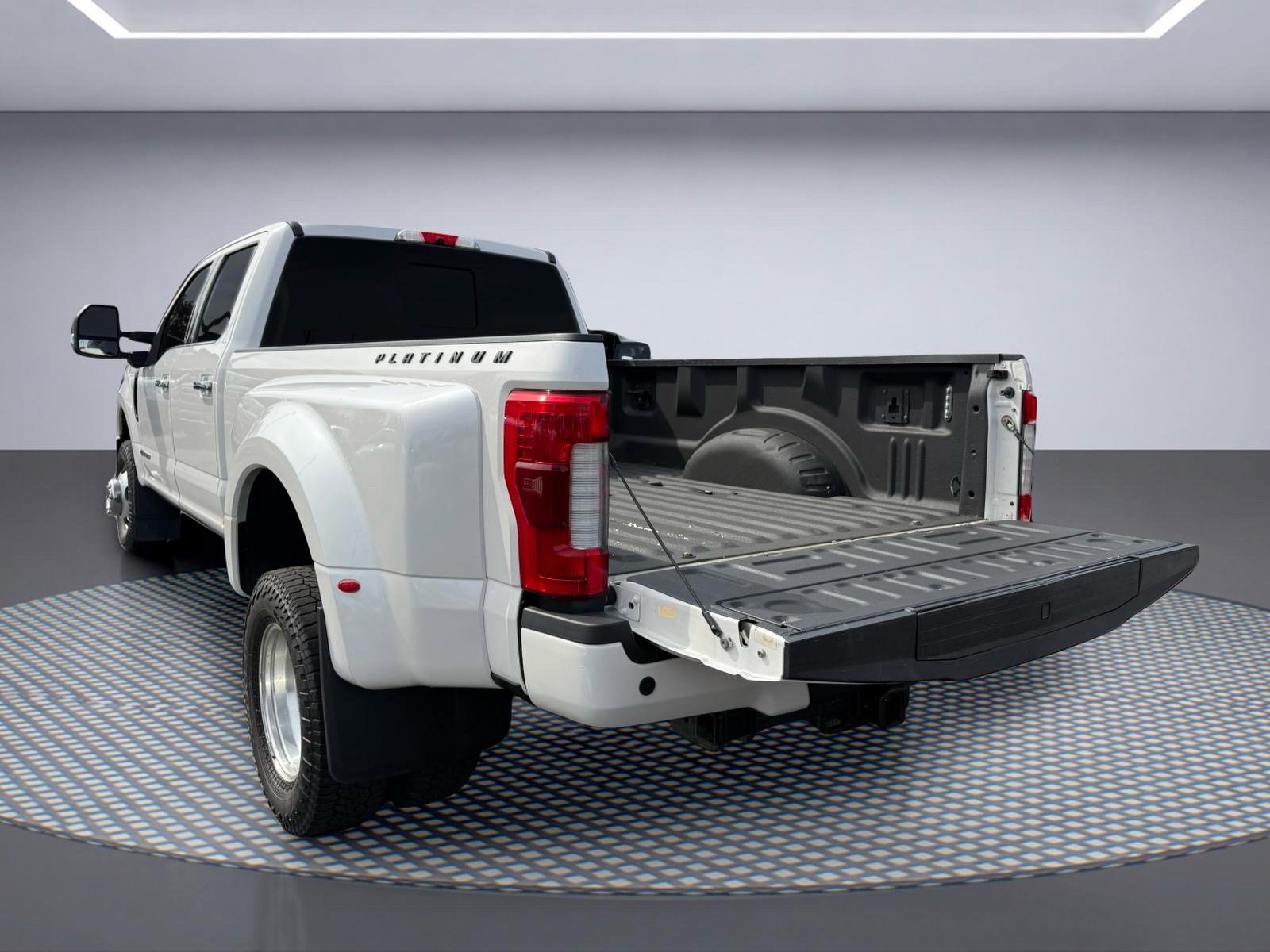 Used 2019 Ford F350 Platinum w/ Platinum Ultimate Package AWD/4WD image 7