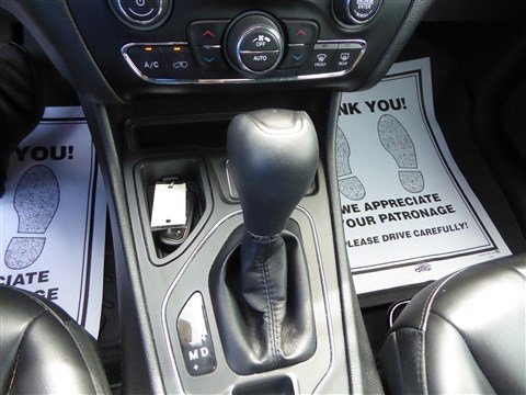 Used 2019 Jeep Cherokee Latitude Plus w/ Comfort/Convenience Group image 11