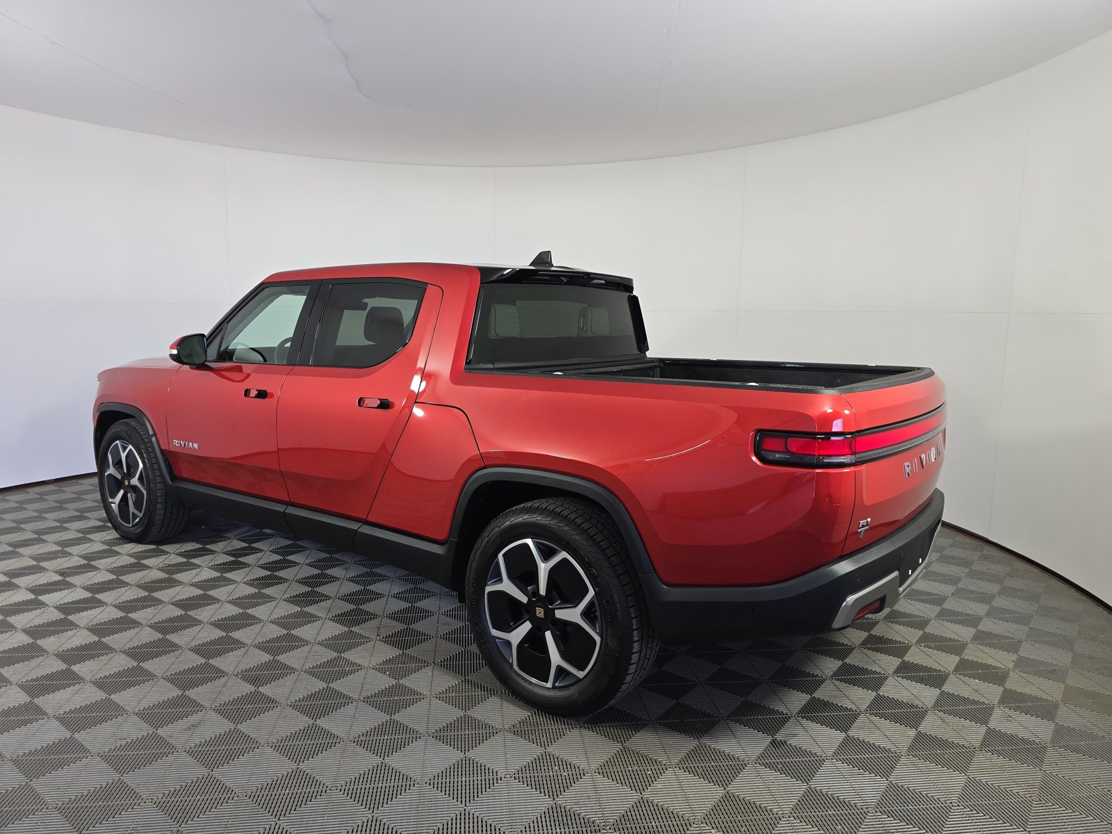 Used 2024 Rivian R1T Adventure AWD/4WD image 3