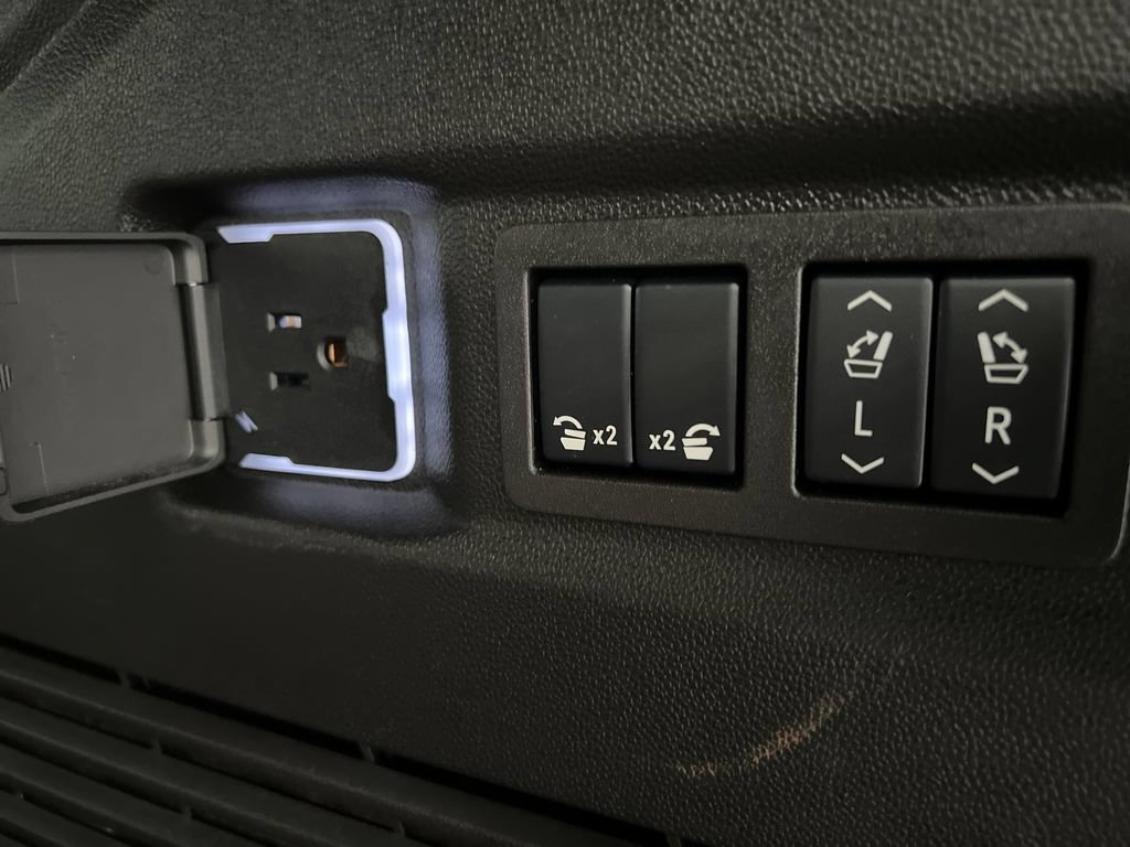 Used 2025 GMC Yukon Denali AWD/4WD image 47