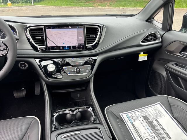 New 2027 Chrysler Pacifica Limited AWD/4WD image 14