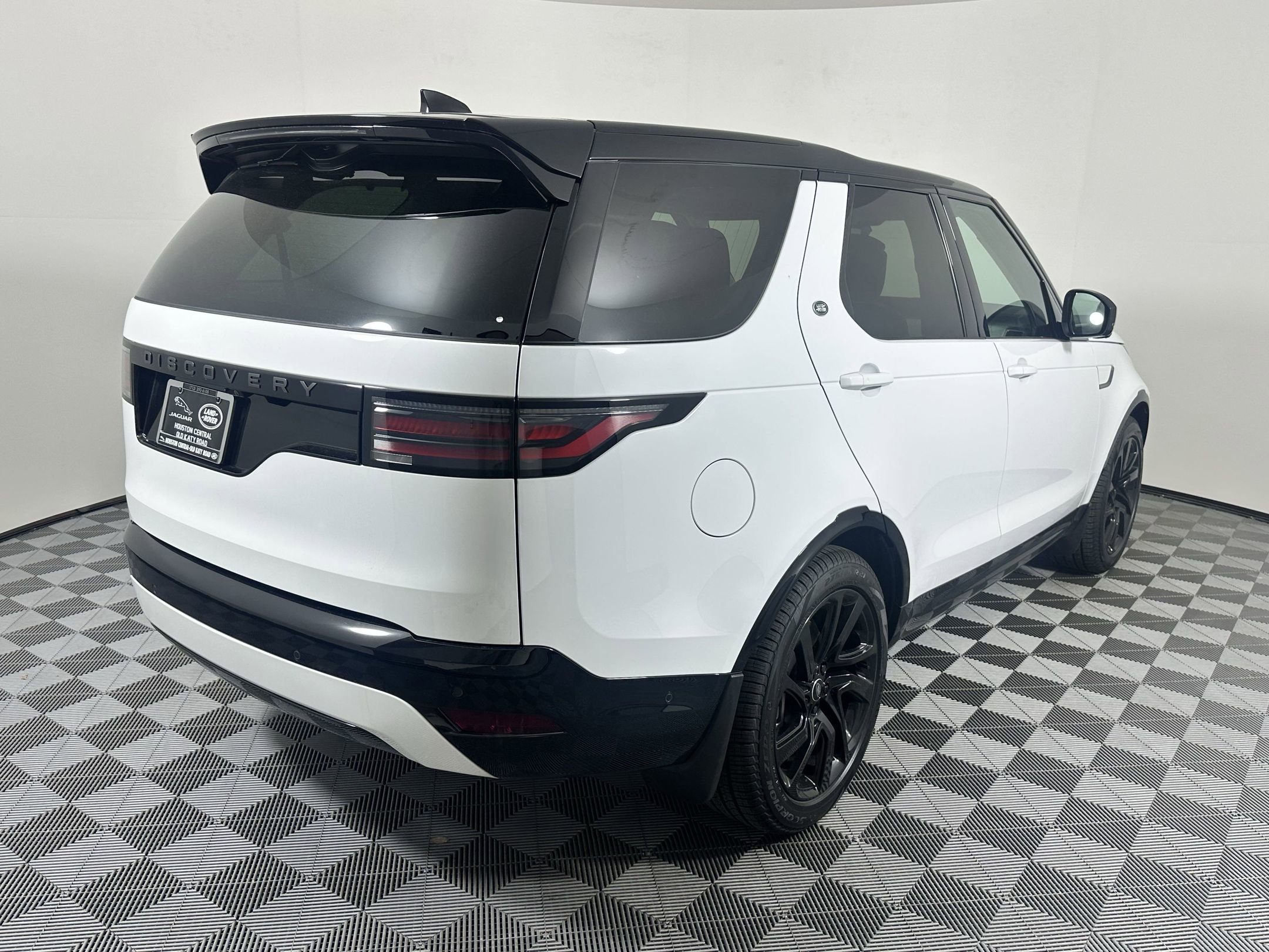 Used 2025 Land Rover Discovery Dynamic SE AWD/4WD image 7