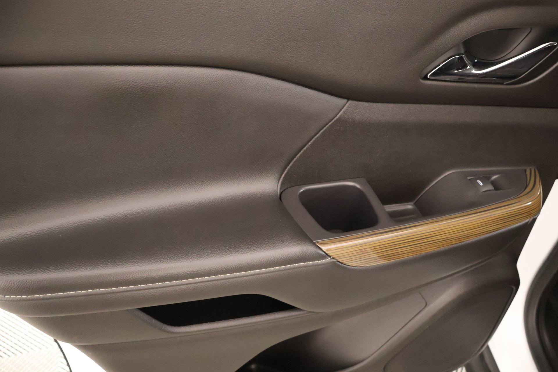 Used 2022 GMC Acadia SLE image 16