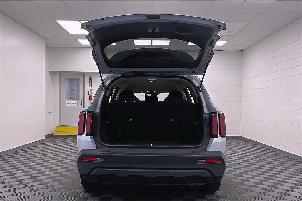 Used 2022 Kia Sorento LX image 8