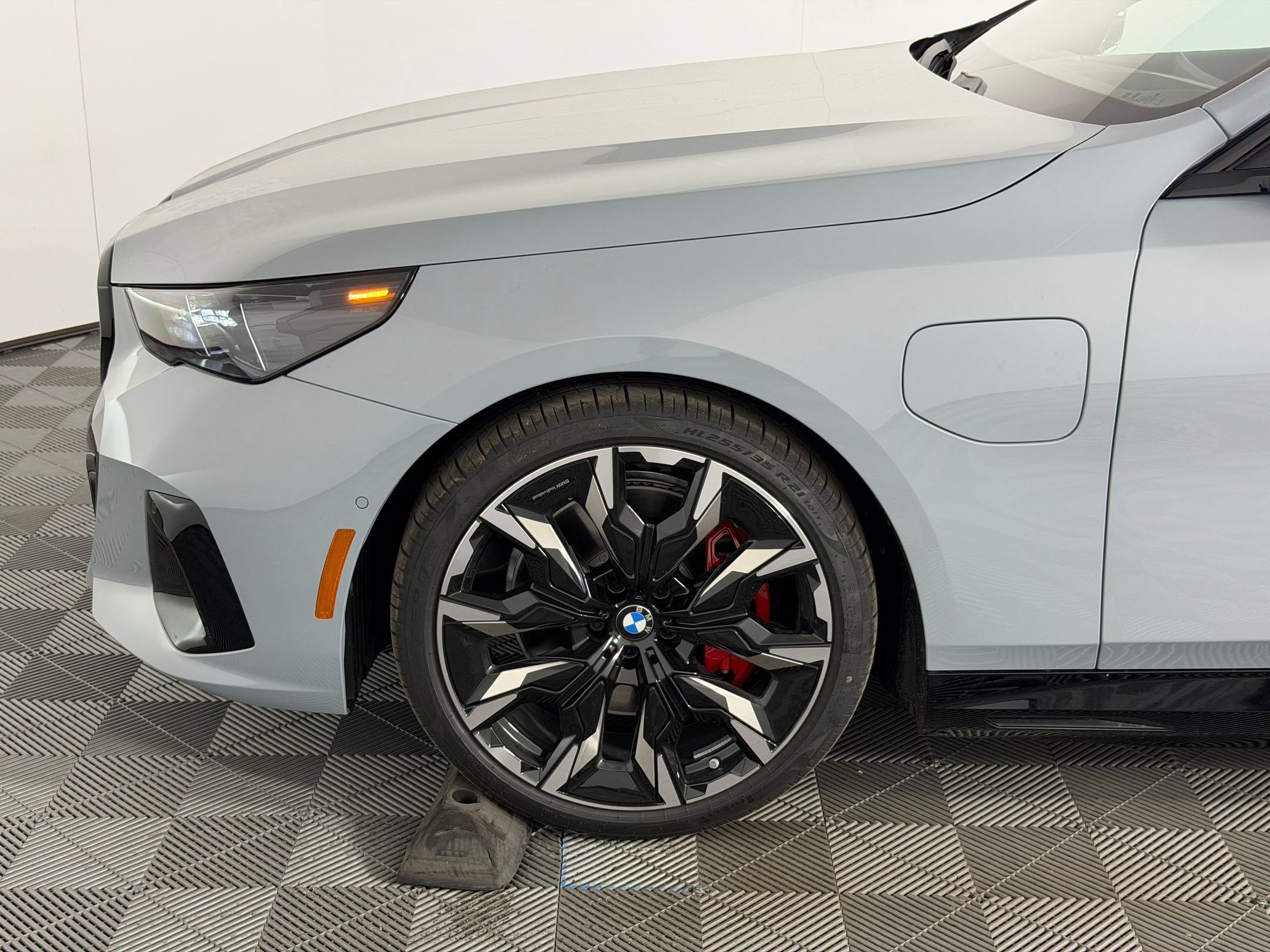 New 2026 BMW 550e xDrive w/ Executive Package image 9