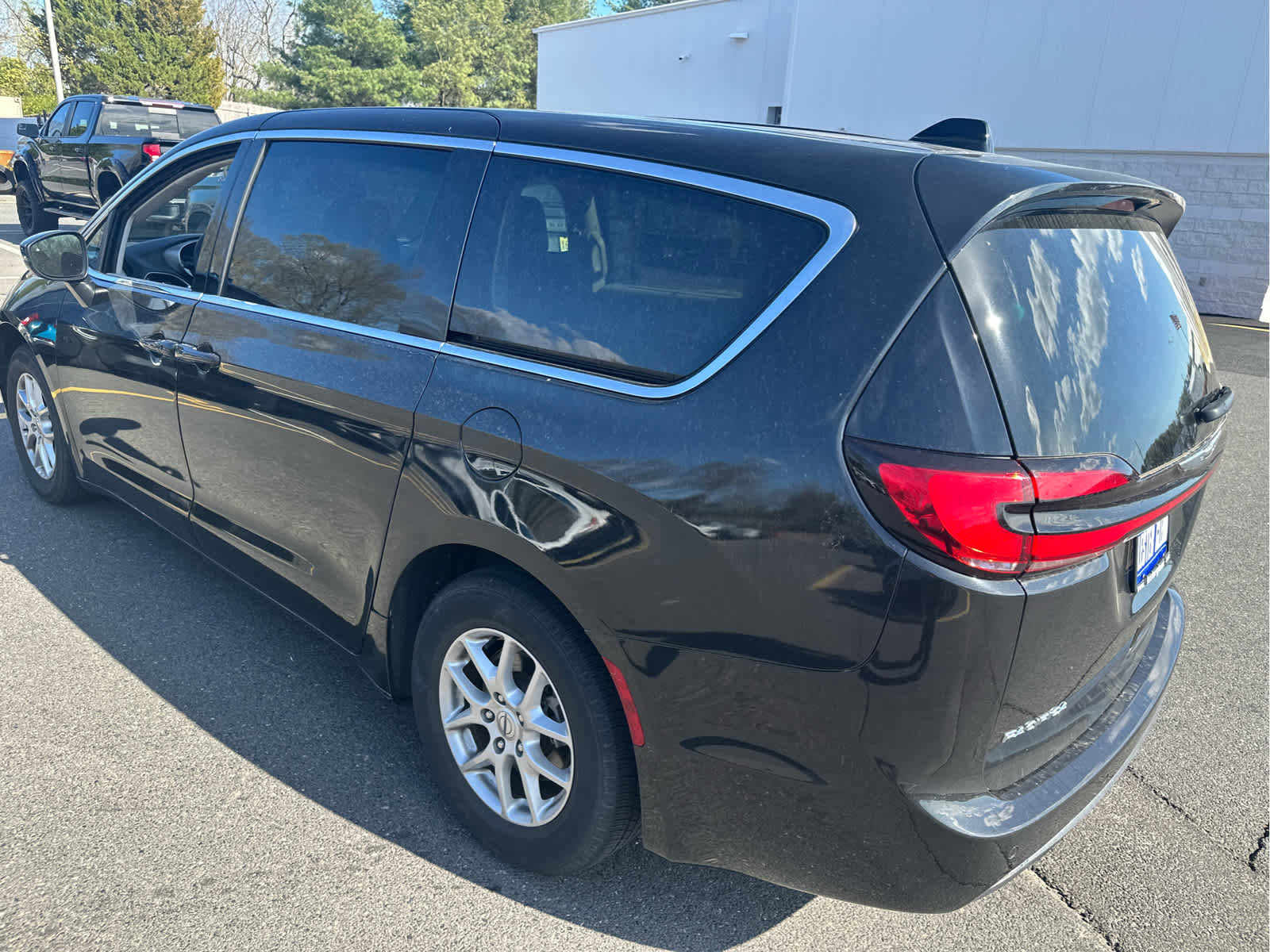 Used 2023 Chrysler Pacifica Touring-L image 5