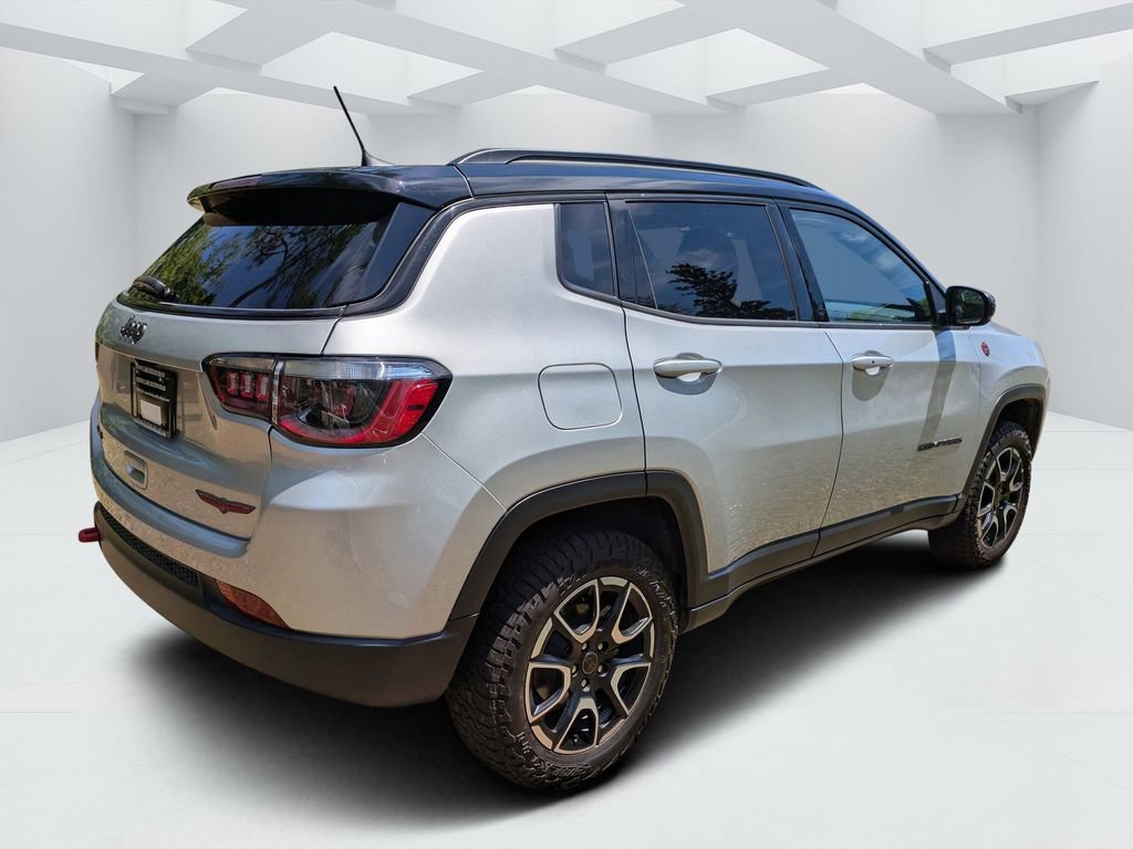 Used 2025 Jeep Compass Trailhawk AWD/4WD image 3