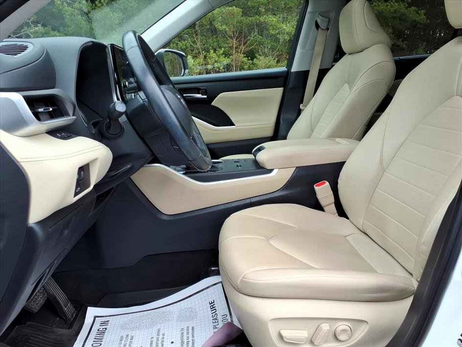 Used 2023 Toyota Highlander XLE image 16