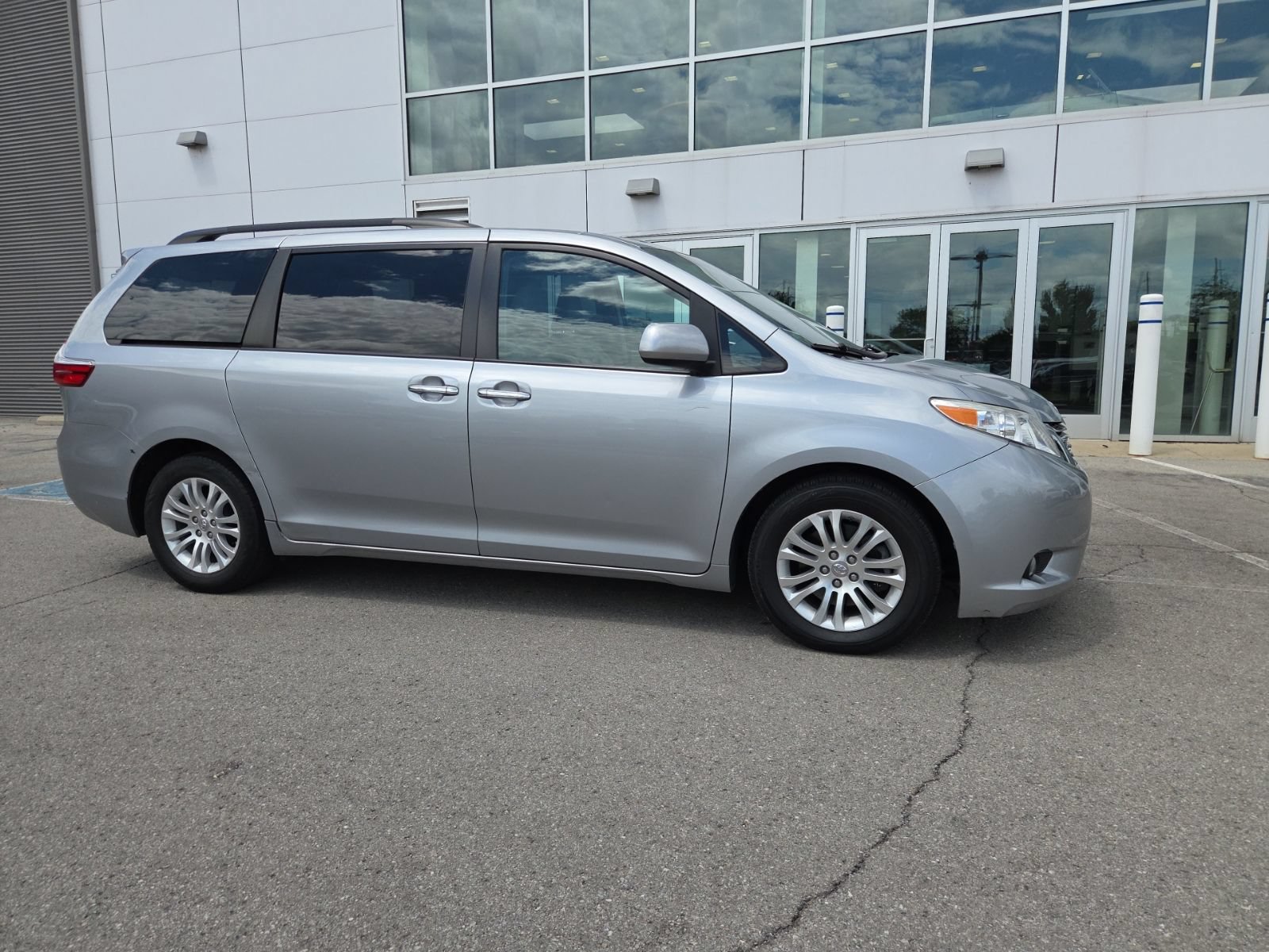 Used 2017 Toyota Sienna XLE FWD image 3