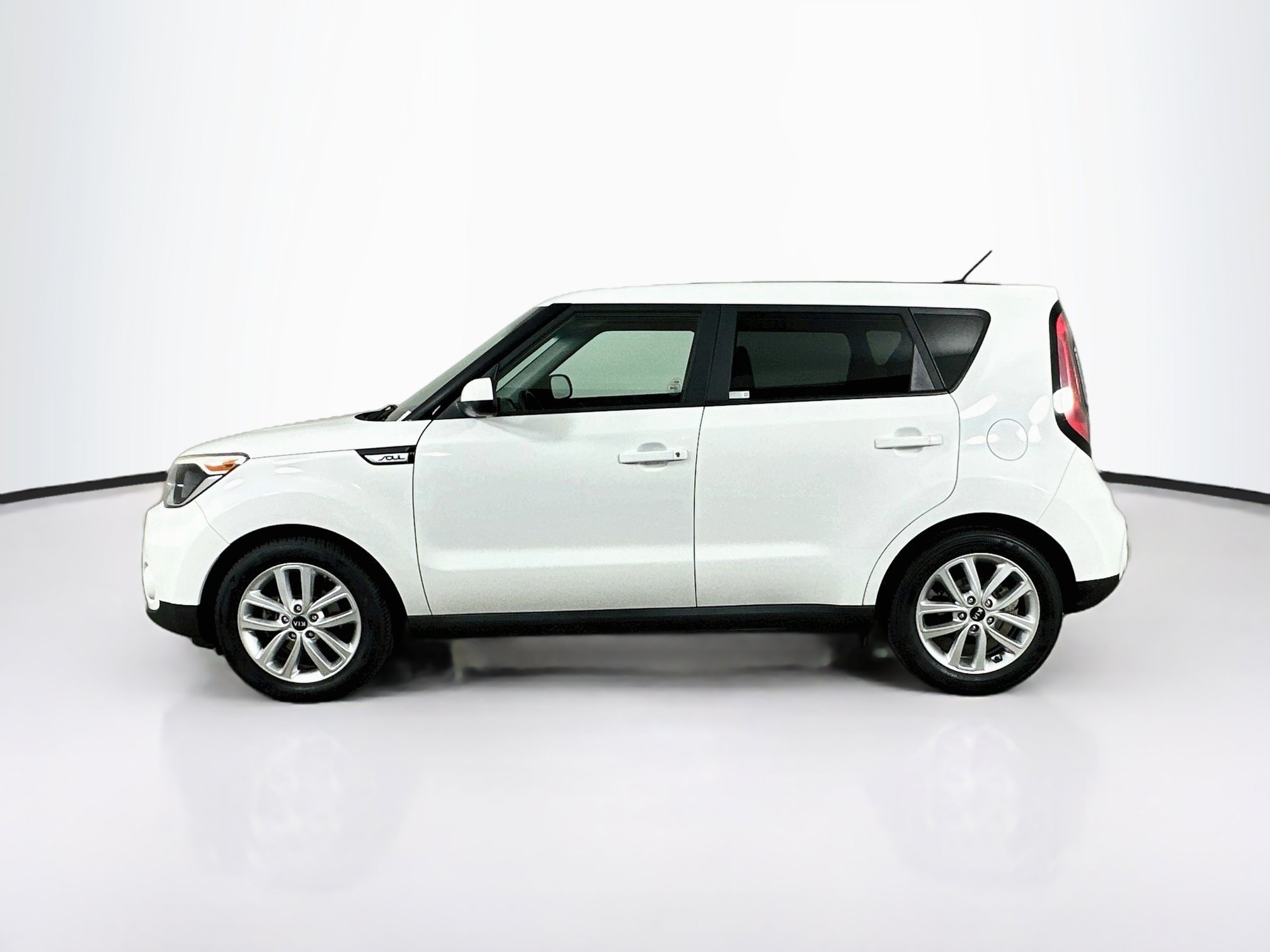 Used 2018 Kia Soul + FWD image 4