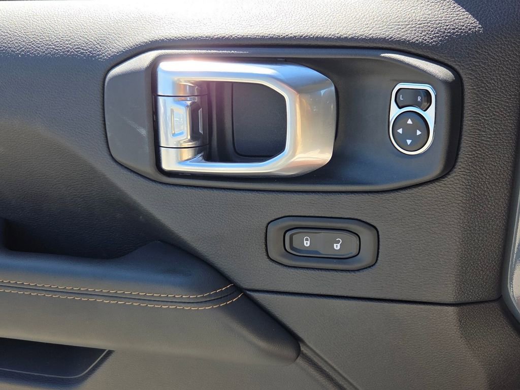 Used 2025 Jeep Wrangler Unlimited Sahara w/ Safety Group AWD/4WD image 26