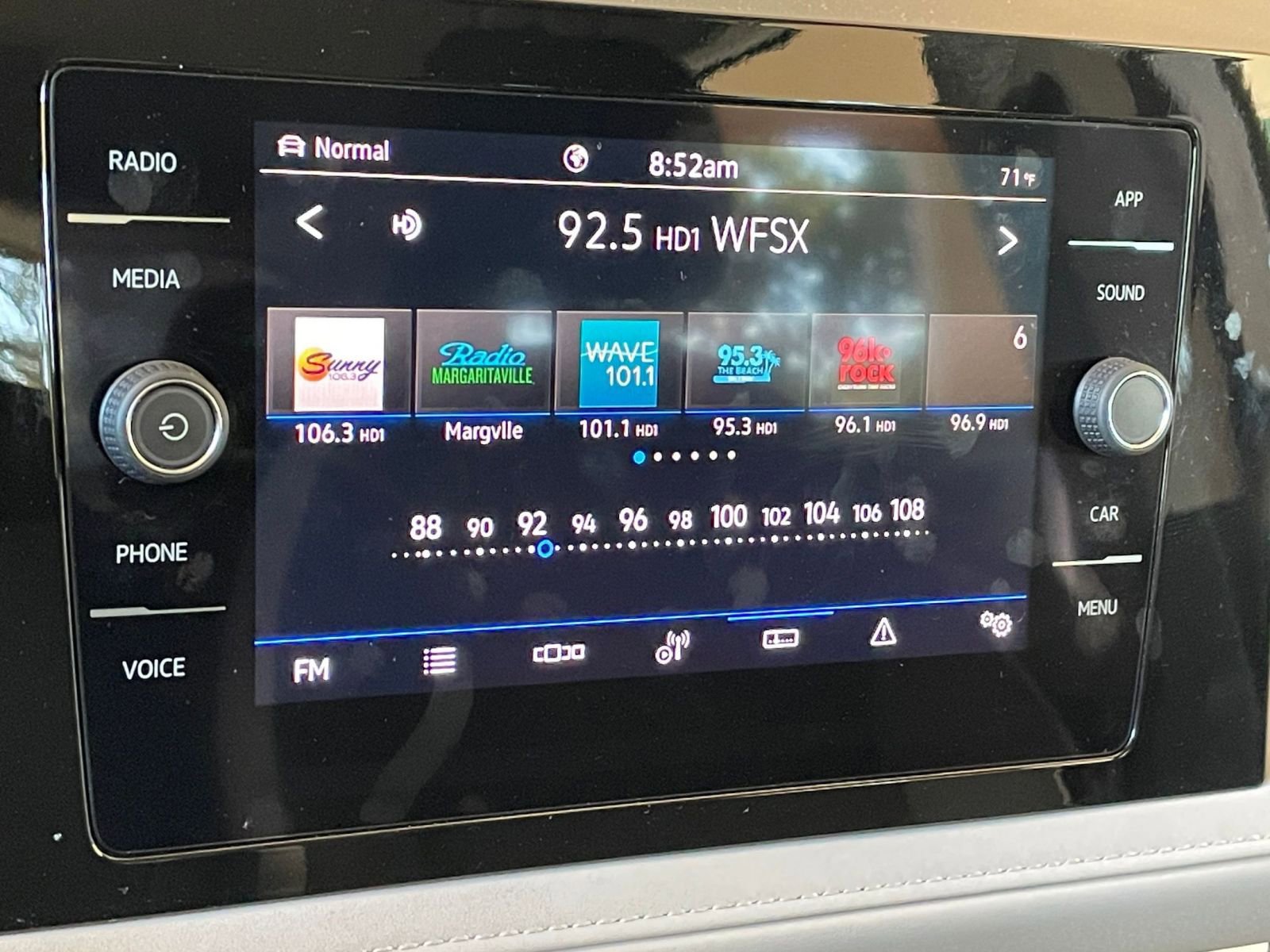 Used 2025 Volkswagen Taos SE image 31