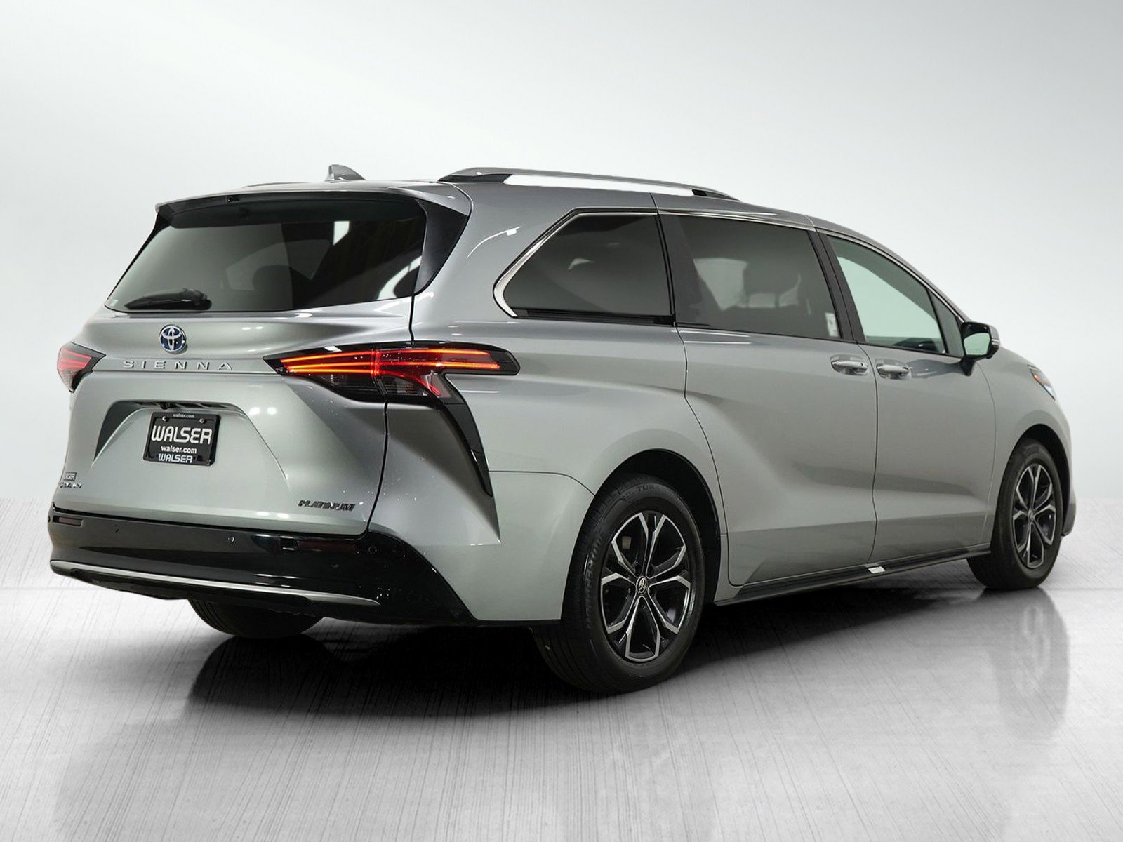 Used 2025 Toyota Sienna Platinum AWD/4WD image 5