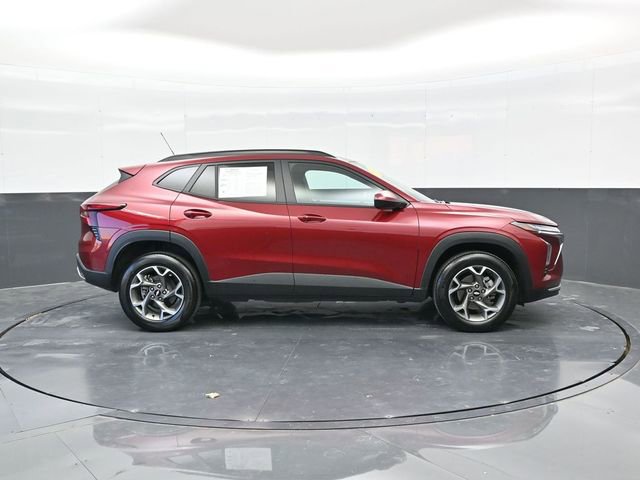 Used 2025 Chevrolet Trax LT w/ LT Convenience Package image 8