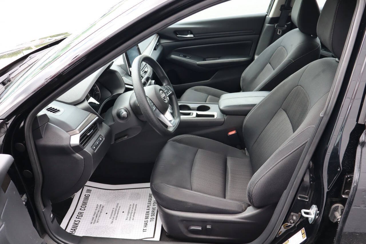 Used 2025 Nissan Altima 2.5 SV FWD image 5